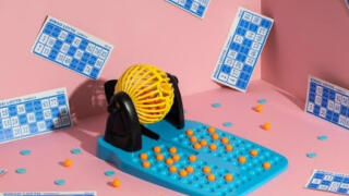 オンラインカジノでビンゴができる？遊び方や普通のビンゴとの違いを解説 オンラインカジノでビンゴを楽しめることをご存知ですか？スロットやライブカジノと比較すると少しマイナーなゲームですが、扱っているオンラインカジノの数は多いです。ポーカーチョイスおすすめの仮想通貨カジノの中にもあるかもしれませんよ！この記事では、オンラインカジノのビンゴの特徴や遊び方、さらに通常のビンゴとの違いについて詳しく解説します。オンラインカジノのビンゴに興味がある方にピッタリの内容です。 オンラインカジノのビンゴとは？ オンカジのビンゴは、従来イベントやパーティーで遊んでいたビンゴをオンライン化したゲームで、世界中のプレイヤーと一緒に楽しむことができます。基本ルールは同じですが、オンラインならではの特徴があります。 例えば、オンラインカジノのビンゴでは、リアルタイムで番号が自動的に表示され、当選もシステムが瞬時に確認してくれます。また、チャット機能があるプラットフォームでは、他のプレイヤーと交流しながらゲームを楽しむことも可能です。 オンラインカジノ ビンゴの種類 オンラインカジノのビンゴには、さまざまな種類があります。以下はその一例です。 75ボールビンゴ：アメリカで一般的な形式で、5列x5行のグリッドが特徴で、中央のマスは［FREE］として無料枠になっています。 90ボールビンゴ：イギリスやヨーロッパで人気の形式で、3列x9行のカードを使い、ラインを完成させると賞金がもらえます。 スピードビンゴ：通常のビンゴよりも短時間でプレイできるタイプで、忙しい方におすすめです。 テーマ付きビンゴ：季節や映画、イベントに合わせたデザインやルールが採用されており、エンターテインメント性が高いです。 ビンゴのこれらのバリエーションにより、飽きることなくゲームを楽しむことができます。好みに合わせて選びましょう。 オンラインカジノ ビンゴの遊び方 オンラインカジノのビンゴの遊び方は非常にシンプルです。 カジノサイトに登録：まずは信頼できるオンラインカジノに登録し、ビンゴゲームが提供されているか確認します。 ゲームを選ぶ：ゲームに参加したら、ベットする代わりにビンゴカードを購入します。価格は1枚数円から数百円まで幅広い値段設定です。 ゲームスタート：ディーラーによってゲームが進行し、番号が自動的に抽選され、該当する番号がカードにあれば、自動的にマークされていきます。 勝利条件を満たす：横・縦・斜め一列、または全マスを埋めるなど、設定された条件を満たすと賞金を獲得できます。 多くのオンラインビンゴでは、自動で番号をチェックしてくれるため、番号を見逃すことがありません。特別な攻略法など必要がないため、初心者でも気軽に参加できます。 オンラインカジノのビンゴと普通のビンゴの違い オンラインカジノのビンゴと普通のビンゴには、いくつかの違いがあります。それぞれの特徴を見てみましょう。 ビンゴカードの種類と購入方法 オンラインビンゴでは、遊べるゲームはデジタルで提供され、カードの購入は数クリックで完了します。複数枚購入することも可能で、選択肢が広がります。通常のビンゴでは、紙のカードが使用されます。ゲーム参加時に好きな番号を選べる場合もありますが、基本的には主催者が用意したカードを使用します。デジタル化されている分、オンラインビンゴは効率的で、番号を見逃すことがないため、初心者にも優しいと言えるでしょう。 オンラインカジノのビンゴと普通のビンゴのメリット・デメリット オンラインカジノのビンゴと従来のパーティーや催しでプレイしていた紙カードのビンゴ、それぞれのメリットとデメリットを以下にまとめました。 オンラインビンゴのメリット オンラインカジノのビンゴには以下のようなメリットがあります。 24時間いつでもプレイ可能 世界中のプレイヤーと競える 自動マーク機能で初心者も安心 ゲームの種類が豊富で飽きにくい オンラインビンゴのデメリット オンラインカジノのビンゴには以下のようなデメリットがあります。 リアルでの交流が少ない スクリーンを見続ける必要がある 従来のオフラインビンゴのメリット オフラインの紙カードのビンゴには以下のようなメリットがあります。 会場の雰囲気を楽しめる 直接その場のプレイヤーと交流できる 特定のイベントで特別感が味わえる オフラインビンゴのデメリット オフラインの紙カードのビンゴには以下のようなデメリットがあります。 開催時間や場所に制限がある ゲームの進行が遅い場合がある ハンター試験のようにイベント会場までアクセスが悪いこともあるかもしれません。それぞれの良さを理解し、自分に合った形式を選びましょう。 まとめ オンラインカジノでのビンゴは、手軽さや種類の豊富さが特徴で、いつものスロットやライブカジノゲームの箸休め感覚で楽しみたい方にもおすすめです。一方で、オフラインビンゴには直接的な交流や会場特有の魅力があります。オンラインとオフライン、それぞれのメリットを活かして、ぜひビンゴの楽しさを体験してみてください。