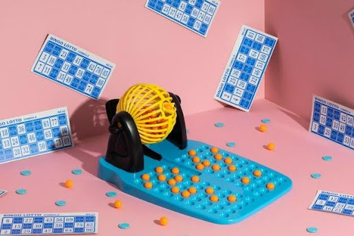 オンラインカジノでビンゴができる？遊び方や普通のビンゴとの違いを解説 オンラインカジノでビンゴを楽しめることをご存知ですか？スロットやライブカジノと比較すると少しマイナーなゲームですが、扱っているオンラインカジノの数は多いです。ポーカーチョイスおすすめの仮想通貨カジノの中にもあるかもしれませんよ！この記事では、オンラインカジノのビンゴの特徴や遊び方、さらに通常のビンゴとの違いについて詳しく解説します。オンラインカジノのビンゴに興味がある方にピッタリの内容です。 オンラインカジノのビンゴとは？ オンカジのビンゴは、従来イベントやパーティーで遊んでいたビンゴをオンライン化したゲームで、世界中のプレイヤーと一緒に楽しむことができます。基本ルールは同じですが、オンラインならではの特徴があります。 例えば、オンラインカジノのビンゴでは、リアルタイムで番号が自動的に表示され、当選もシステムが瞬時に確認してくれます。また、チャット機能があるプラットフォームでは、他のプレイヤーと交流しながらゲームを楽しむことも可能です。 オンラインカジノ ビンゴの種類 オンラインカジノのビンゴには、さまざまな種類があります。以下はその一例です。 75ボールビンゴ：アメリカで一般的な形式で、5列x5行のグリッドが特徴で、中央のマスは［FREE］として無料枠になっています。 90ボールビンゴ：イギリスやヨーロッパで人気の形式で、3列x9行のカードを使い、ラインを完成させると賞金がもらえます。 スピードビンゴ：通常のビンゴよりも短時間でプレイできるタイプで、忙しい方におすすめです。 テーマ付きビンゴ：季節や映画、イベントに合わせたデザインやルールが採用されており、エンターテインメント性が高いです。 ビンゴのこれらのバリエーションにより、飽きることなくゲームを楽しむことができます。好みに合わせて選びましょう。 オンラインカジノ ビンゴの遊び方 オンラインカジノのビンゴの遊び方は非常にシンプルです。 カジノサイトに登録：まずは信頼できるオンラインカジノに登録し、ビンゴゲームが提供されているか確認します。 ゲームを選ぶ：ゲームに参加したら、ベットする代わりにビンゴカードを購入します。価格は1枚数円から数百円まで幅広い値段設定です。 ゲームスタート：ディーラーによってゲームが進行し、番号が自動的に抽選され、該当する番号がカードにあれば、自動的にマークされていきます。 勝利条件を満たす：横・縦・斜め一列、または全マスを埋めるなど、設定された条件を満たすと賞金を獲得できます。 多くのオンラインビンゴでは、自動で番号をチェックしてくれるため、番号を見逃すことがありません。特別な攻略法など必要がないため、初心者でも気軽に参加できます。 オンラインカジノのビンゴと普通のビンゴの違い オンラインカジノのビンゴと普通のビンゴには、いくつかの違いがあります。それぞれの特徴を見てみましょう。 ビンゴカードの種類と購入方法 オンラインビンゴでは、遊べるゲームはデジタルで提供され、カードの購入は数クリックで完了します。複数枚購入することも可能で、選択肢が広がります。通常のビンゴでは、紙のカードが使用されます。ゲーム参加時に好きな番号を選べる場合もありますが、基本的には主催者が用意したカードを使用します。デジタル化されている分、オンラインビンゴは効率的で、番号を見逃すことがないため、初心者にも優しいと言えるでしょう。 オンラインカジノのビンゴと普通のビンゴのメリット・デメリット オンラインカジノのビンゴと従来のパーティーや催しでプレイしていた紙カードのビンゴ、それぞれのメリットとデメリットを以下にまとめました。 オンラインビンゴのメリット オンラインカジノのビンゴには以下のようなメリットがあります。 24時間いつでもプレイ可能 世界中のプレイヤーと競える 自動マーク機能で初心者も安心 ゲームの種類が豊富で飽きにくい オンラインビンゴのデメリット オンラインカジノのビンゴには以下のようなデメリットがあります。 リアルでの交流が少ない スクリーンを見続ける必要がある 従来のオフラインビンゴのメリット オフラインの紙カードのビンゴには以下のようなメリットがあります。 会場の雰囲気を楽しめる 直接その場のプレイヤーと交流できる 特定のイベントで特別感が味わえる オフラインビンゴのデメリット オフラインの紙カードのビンゴには以下のようなデメリットがあります。 開催時間や場所に制限がある ゲームの進行が遅い場合がある ハンター試験のようにイベント会場までアクセスが悪いこともあるかもしれません。それぞれの良さを理解し、自分に合った形式を選びましょう。 まとめ オンラインカジノでのビンゴは、手軽さや種類の豊富さが特徴で、いつものスロットやライブカジノゲームの箸休め感覚で楽しみたい方にもおすすめです。一方で、オフラインビンゴには直接的な交流や会場特有の魅力があります。オンラインとオフライン、それぞれのメリットを活かして、ぜひビンゴの楽しさを体験してみてください。